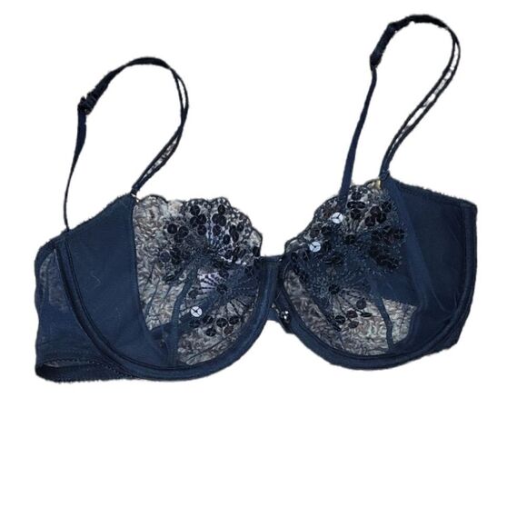 Victoria's Secret Lacy Push Up Bra - Picture 1 of 4
